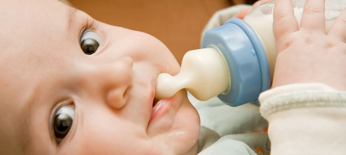 baby-with-milk-bottle1_imgkid-1132x509.jpg